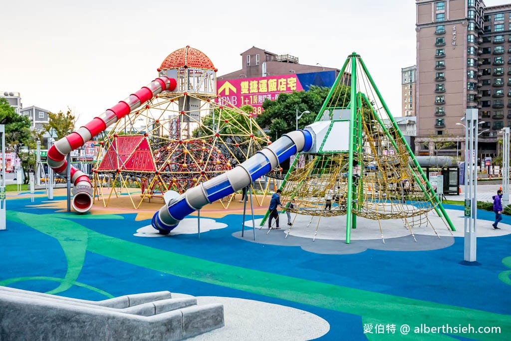 台茂公園兒童遊戲場｜台茂購物中心旁，戶外籃球場、直排輪場