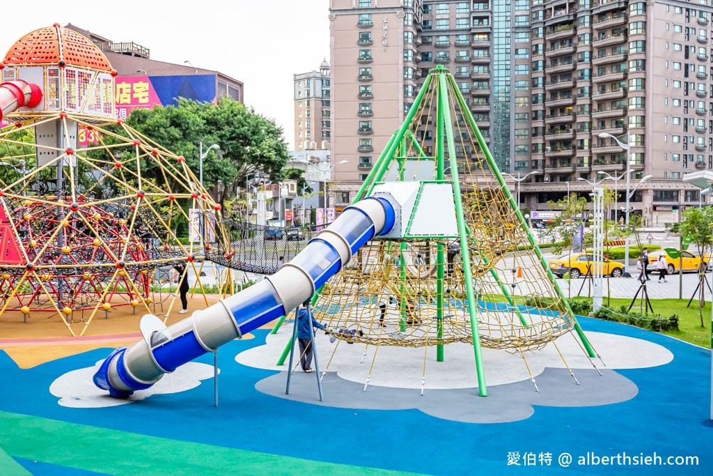 台茂公園兒童遊戲場｜台茂購物中心旁，戶外籃球場、直排輪場