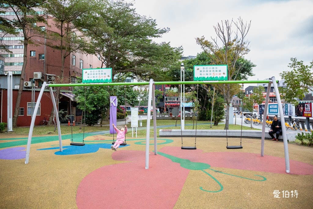 台茂公園兒童遊戲場｜台茂購物中心旁，戶外籃球場、直排輪場