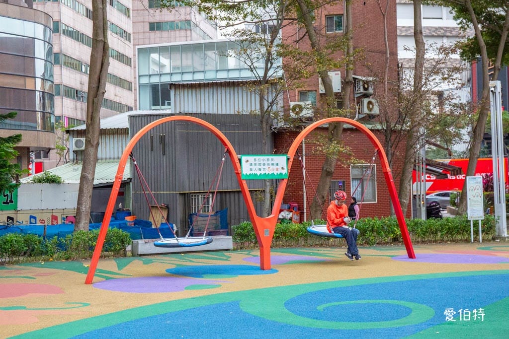 台茂公園兒童遊戲場｜台茂購物中心旁，戶外籃球場、直排輪場