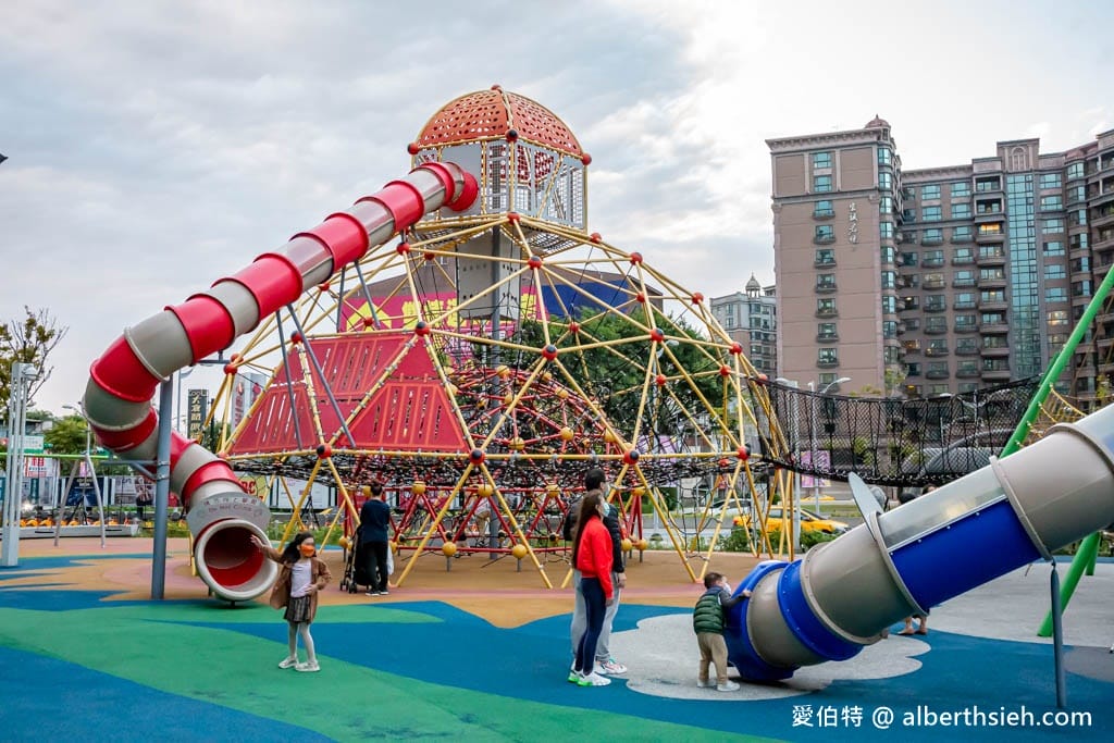 台茂公園兒童遊戲場｜台茂購物中心旁，戶外籃球場、直排輪場