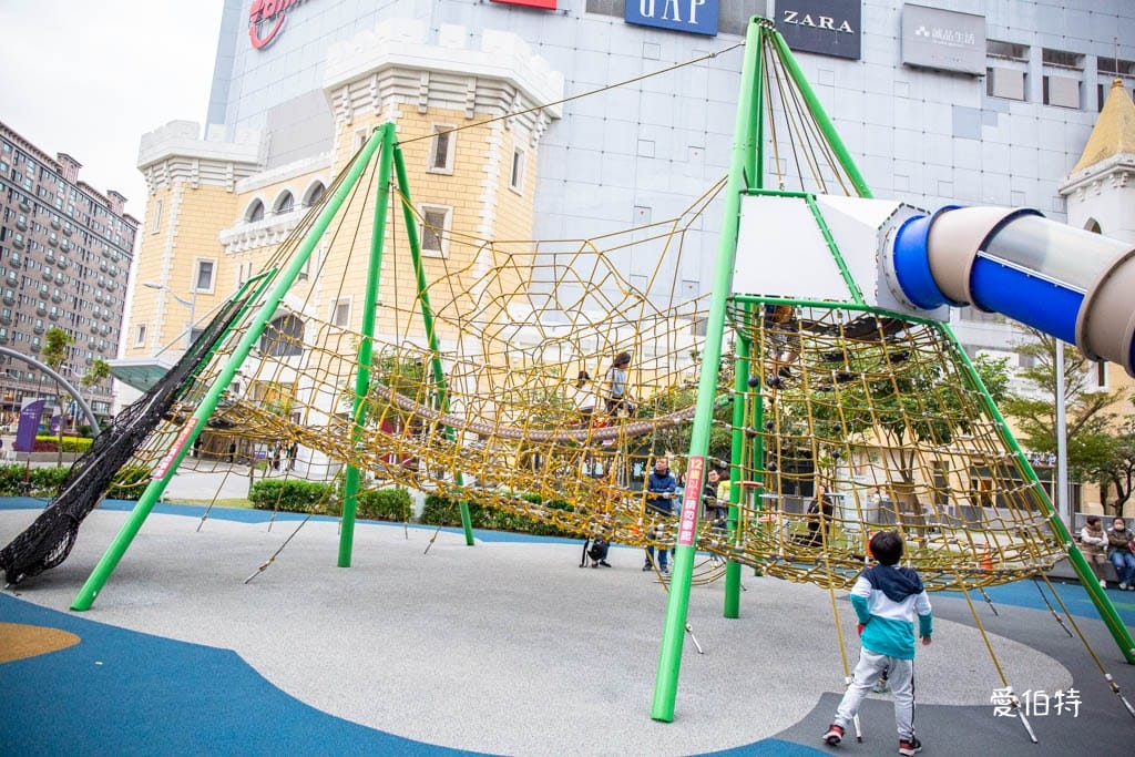 台茂公園兒童遊戲場｜台茂購物中心旁，戶外籃球場、直排輪場