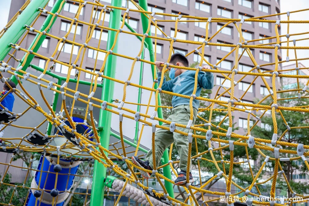 台茂公園兒童遊戲場｜台茂購物中心旁，戶外籃球場、直排輪場