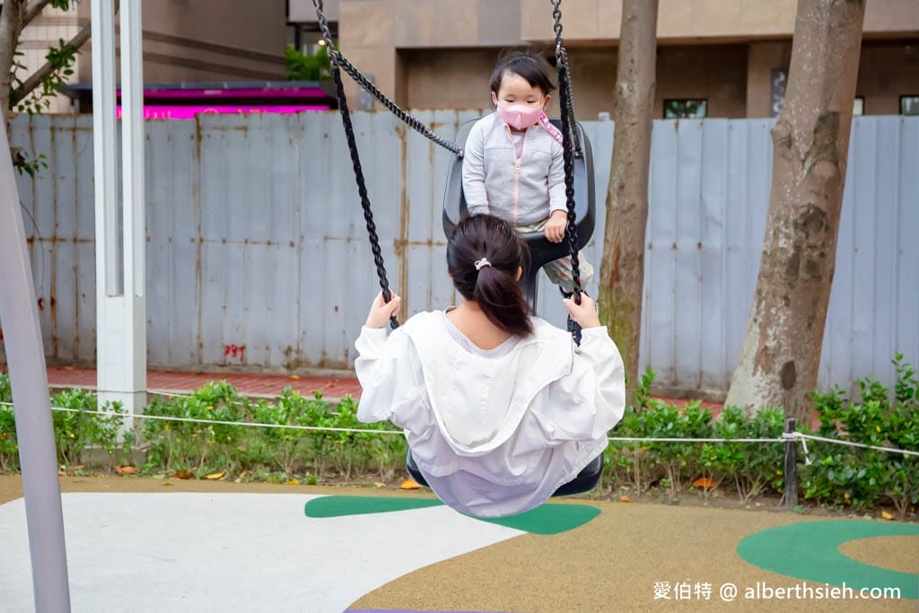 台茂公園兒童遊戲場｜台茂購物中心旁，戶外籃球場、直排輪場