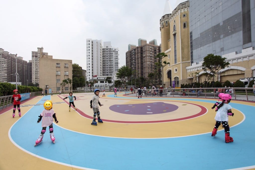 台茂公園兒童遊戲場｜台茂購物中心旁，戶外籃球場、直排輪場