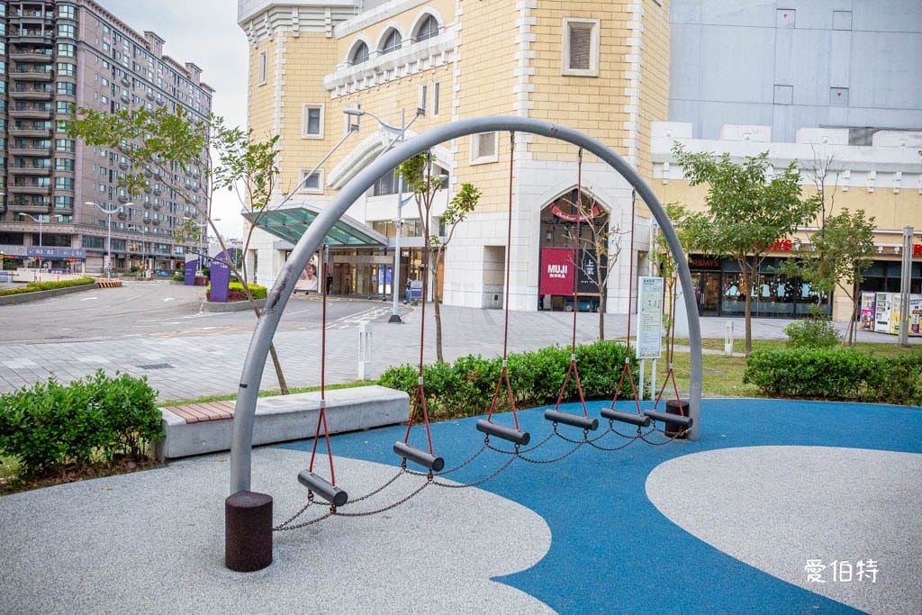 台茂公園兒童遊戲場｜台茂購物中心旁，戶外籃球場、直排輪場