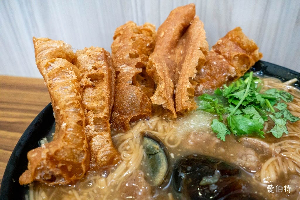 桃園必吃麵線！無敵號赤肉麵線：皮蛋油條神組合超驚豔