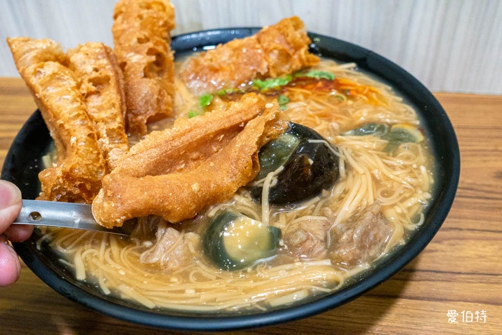 桃園必吃麵線！無敵號赤肉麵線：皮蛋油條神組合超驚豔