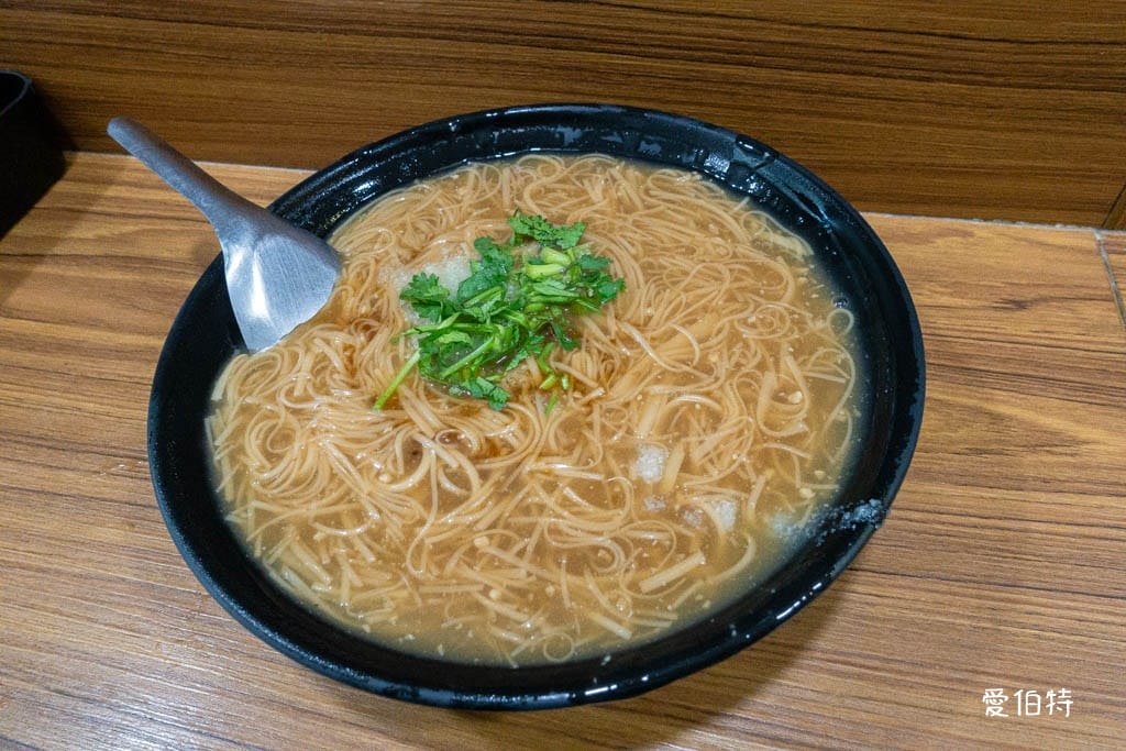 桃園必吃麵線！無敵號赤肉麵線：皮蛋油條神組合超驚豔