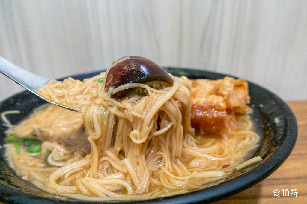 桃園麵線推薦｜無敵號赤肉麵線桃園店，湯頭美味，蚵仔大腸都好吃 @愛伯特