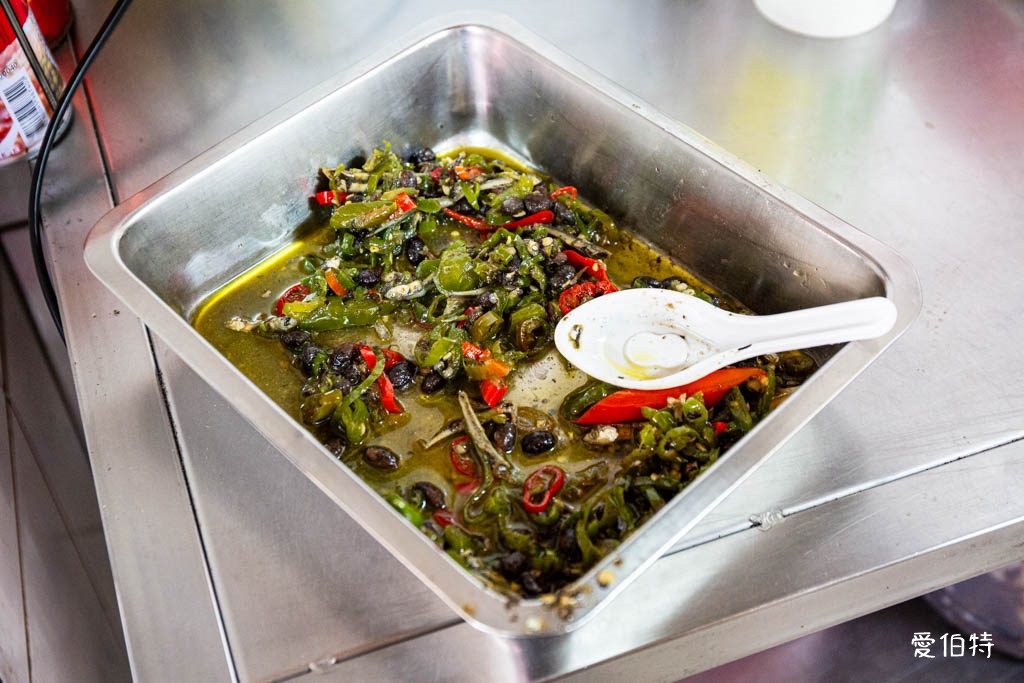 桃園南門市場便當美食推薦｜牛丼（牛肉燴飯.排骨.雞腿店） @愛伯特