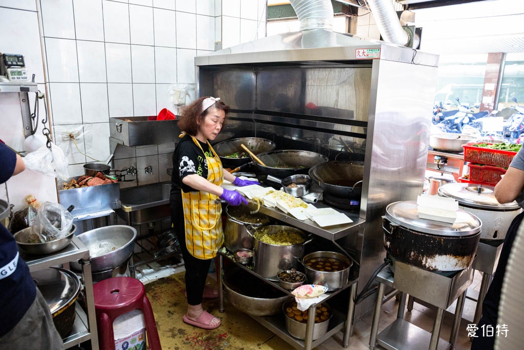 桃園南門市場便當美食推薦｜牛丼（牛肉燴飯.排骨.雞腿店） @愛伯特