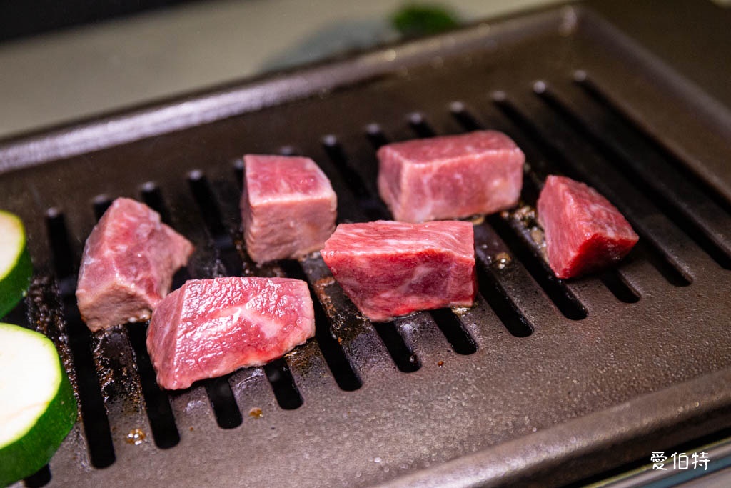 桃園個人燒烤推薦｜肉民聚集所-單人燒肉，小菜飲料自助吧無限吃 @愛伯特