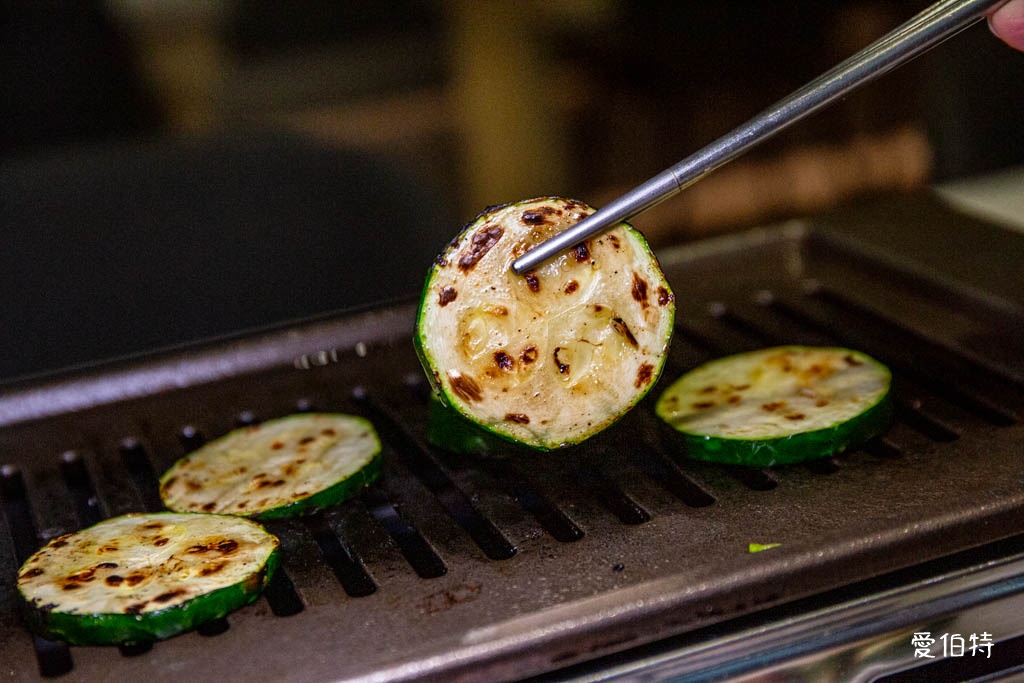 桃園個人燒烤推薦｜肉民聚集所-單人燒肉，小菜飲料自助吧無限吃 @愛伯特