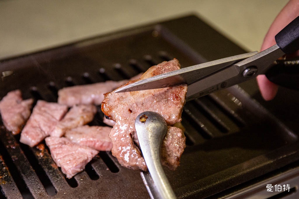 桃園個人燒烤推薦｜肉民聚集所-單人燒肉，小菜飲料自助吧無限吃 @愛伯特