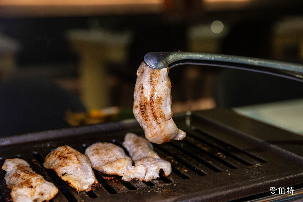 桃園個人燒烤推薦｜肉民聚集所-單人燒肉，小菜飲料自助吧無限吃 @愛伯特