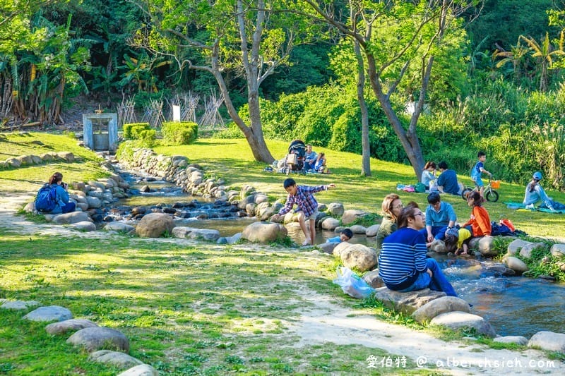 龍潭三坑自然生態公園｜桃園親子景點推薦，大草坪、免費戲水河道