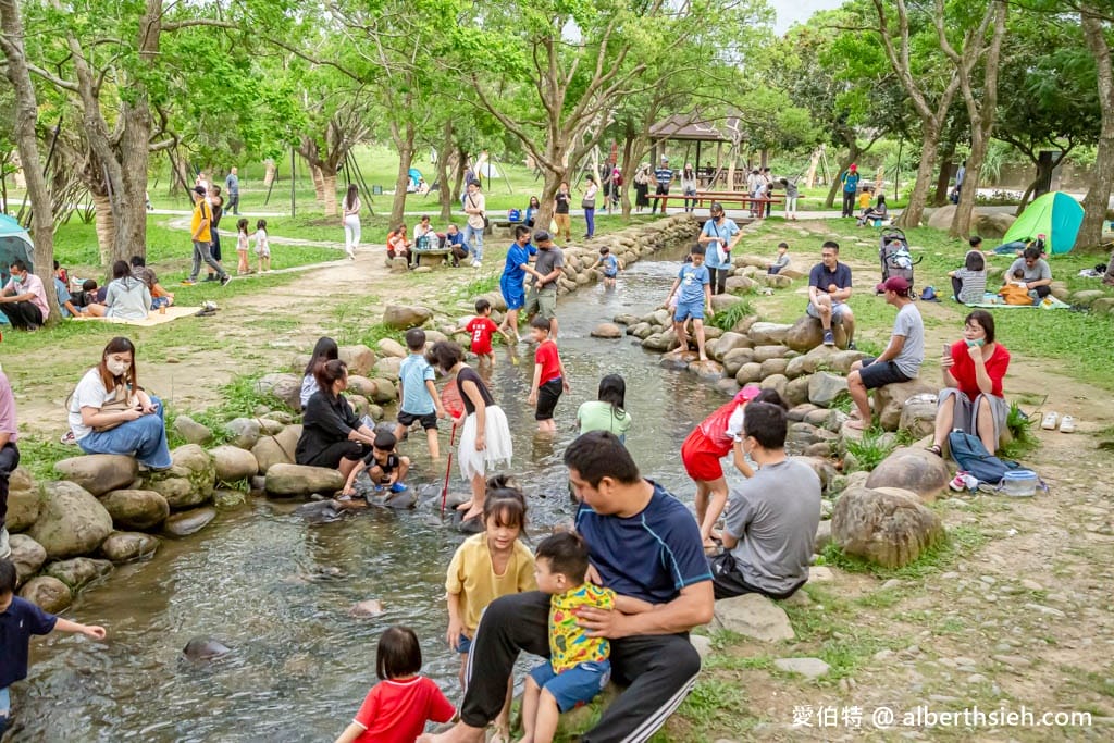 龍潭三坑自然生態公園｜桃園親子景點推薦，大草坪、免費戲水河道