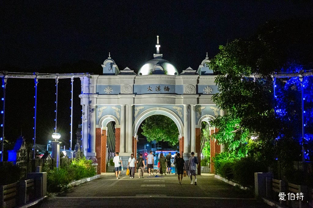 桃園大溪橋一日遊｜巴洛克吊橋、媲美藍眼淚夜景與老街電梯
