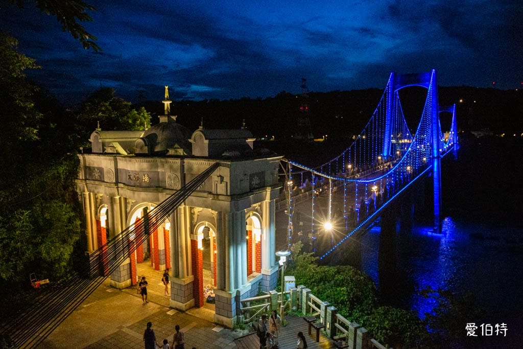 桃園大溪橋一日遊｜巴洛克吊橋、媲美藍眼淚夜景與老街電梯
