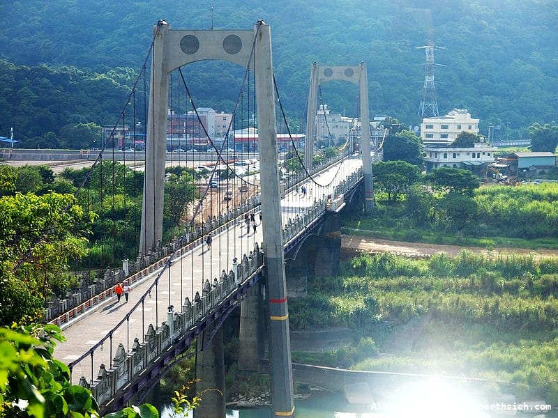 桃園大溪橋一日遊｜巴洛克吊橋、媲美藍眼淚夜景與老街電梯