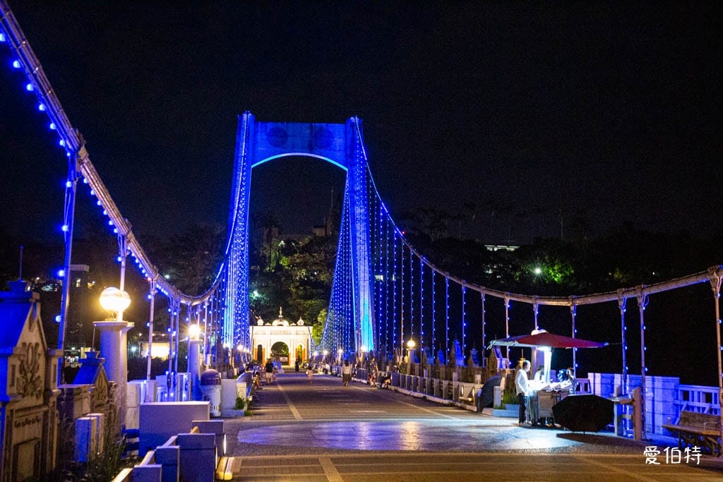 桃園大溪橋一日遊｜巴洛克吊橋、媲美藍眼淚夜景與老街電梯