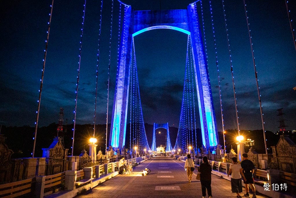 桃園大溪橋一日遊｜巴洛克吊橋、媲美藍眼淚夜景與老街電梯