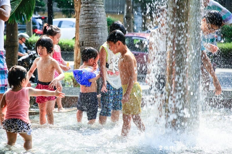 民族公園｜桃園玩水親子景點推薦，富士山造型溜滑梯，戲水區噴水