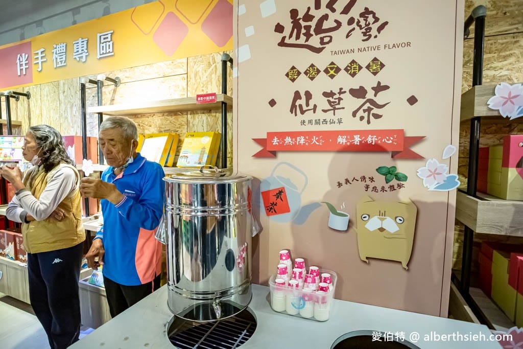 嘉義老楊方塊酥觀光工廠｜免門票，仙草茶免費喝，太空艙親子球池
