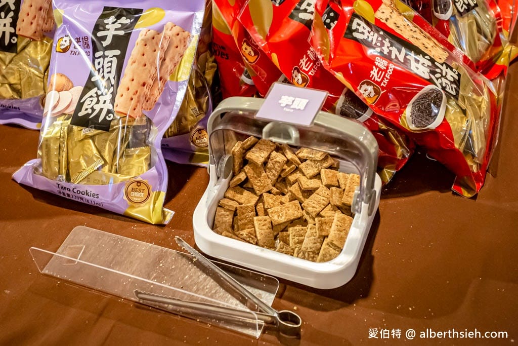 嘉義老楊方塊酥觀光工廠｜免門票，仙草茶免費喝，太空艙親子球池