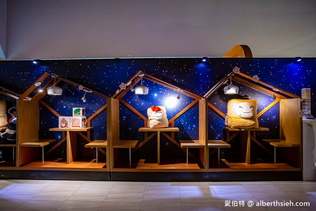嘉義老楊方塊酥觀光工廠｜免門票，仙草茶免費喝，太空艙親子球池