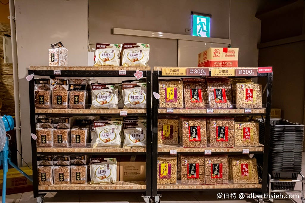 嘉義老楊方塊酥觀光工廠｜免門票，仙草茶免費喝，太空艙親子球池