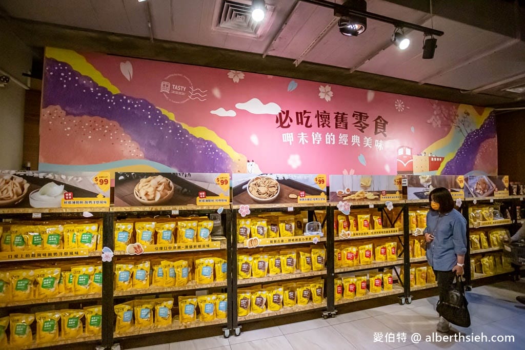 嘉義老楊方塊酥觀光工廠｜免門票，仙草茶免費喝，太空艙親子球池