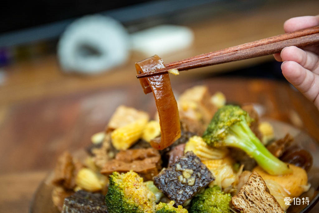 桃園大業路寶山街美食推薦|秘醬滷味寶山店,40種冷滷味10元起 @愛伯特