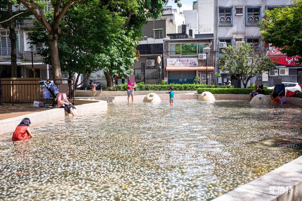民族公園｜桃園玩水親子景點推薦，富士山造型溜滑梯，戲水區噴水 @愛伯特