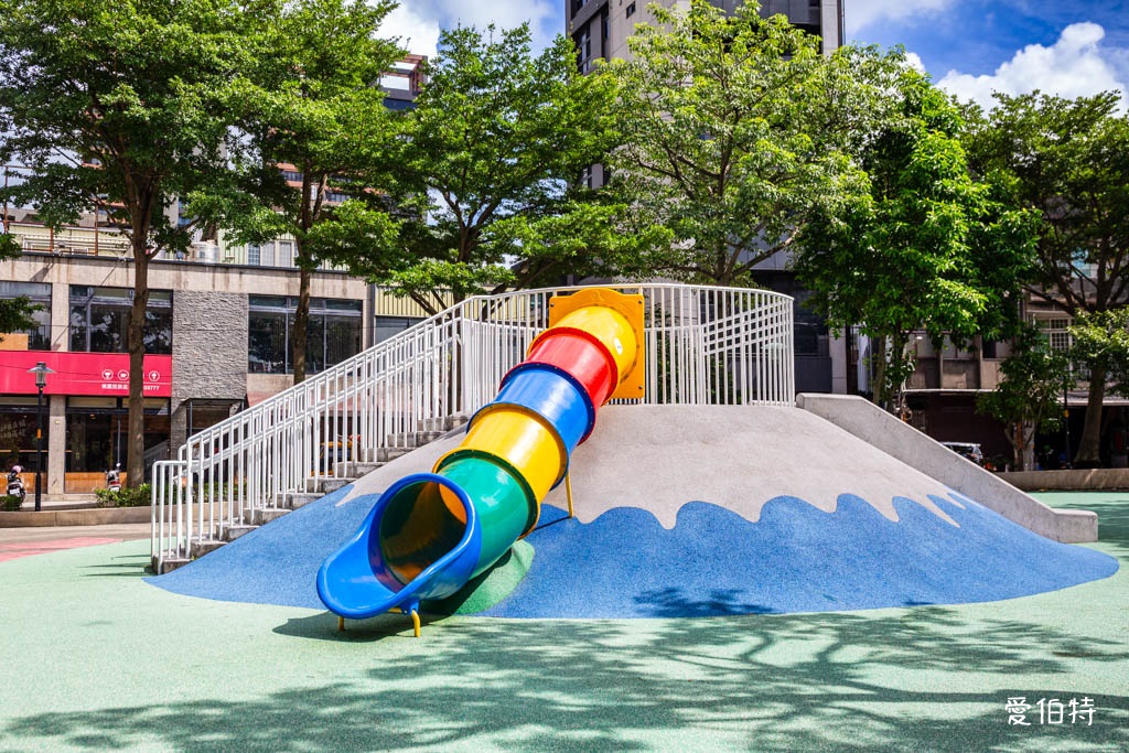 民族公園｜桃園玩水親子景點推薦，富士山造型溜滑梯，戲水區噴水 @愛伯特