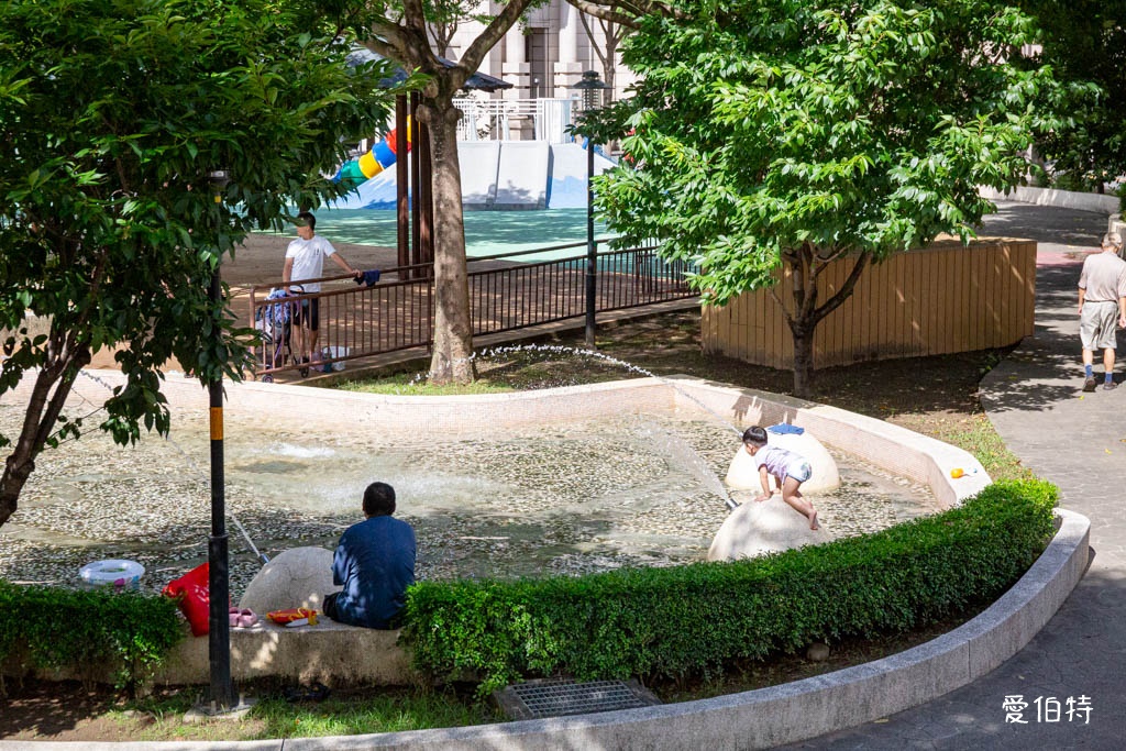 民族公園｜桃園玩水親子景點推薦，富士山造型溜滑梯，戲水區噴水 @愛伯特