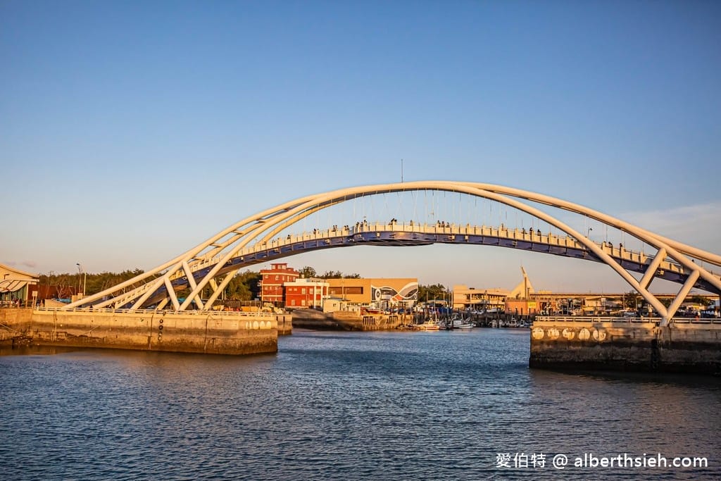 桃園永安漁港一日遊｜海螺館夕陽絕美打卡，草地，看海