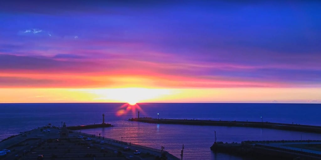 桃園永安漁港一日遊｜海螺館夕陽絕美打卡，草地，看海