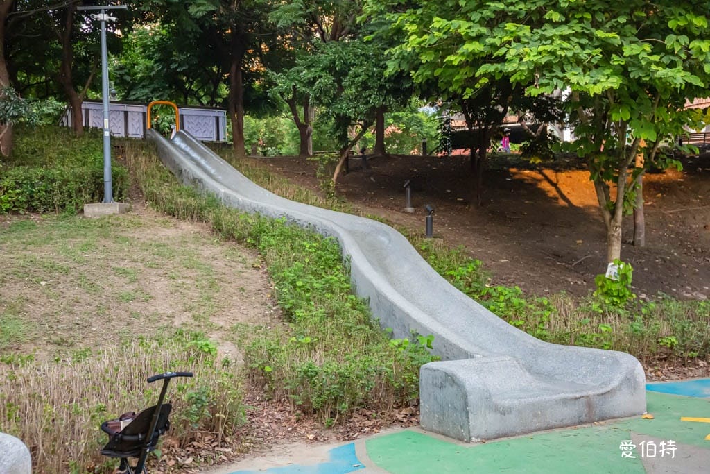 桃園免費親子放電景點推薦｜風禾公園，50米超長滾輪溜滑梯