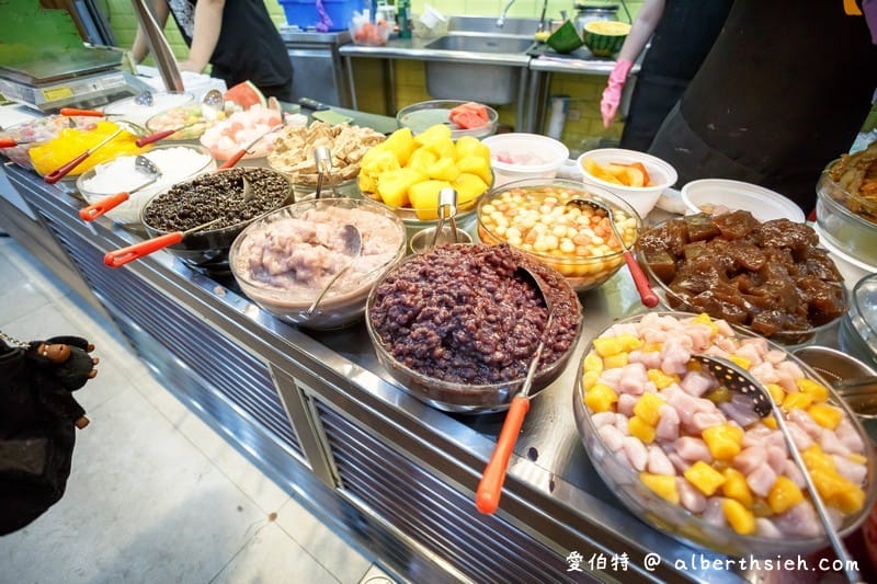 鉅大自助冰城｜中壢必吃冰店，DIY秤重超多配料可選擇，40年老店