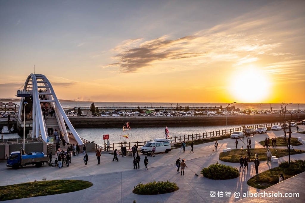 桃園永安漁港一日遊｜海螺館夕陽絕美打卡，草地，看海