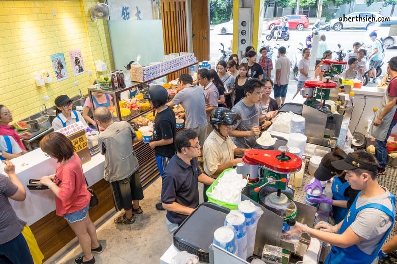 鉅大自助冰城｜中壢必吃冰店，DIY秤重超多配料可選擇，40年老店