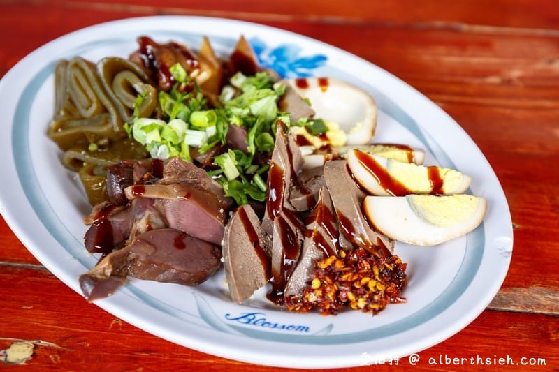 桃園平鎮龍岡龍德小館|忠貞市場旁超人氣眷村排骨飯與酸辣湯 - 第7張圖 桃園平鎮龍岡龍德小館|忠貞市場旁超人氣眷村排骨飯與酸辣湯