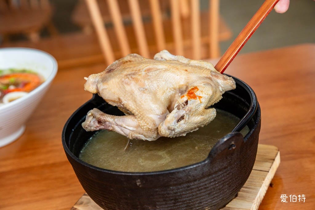 桃園藝文特區美食推薦｜金小蔥雞湯米粉，每日現熬鹿野土雞湯底