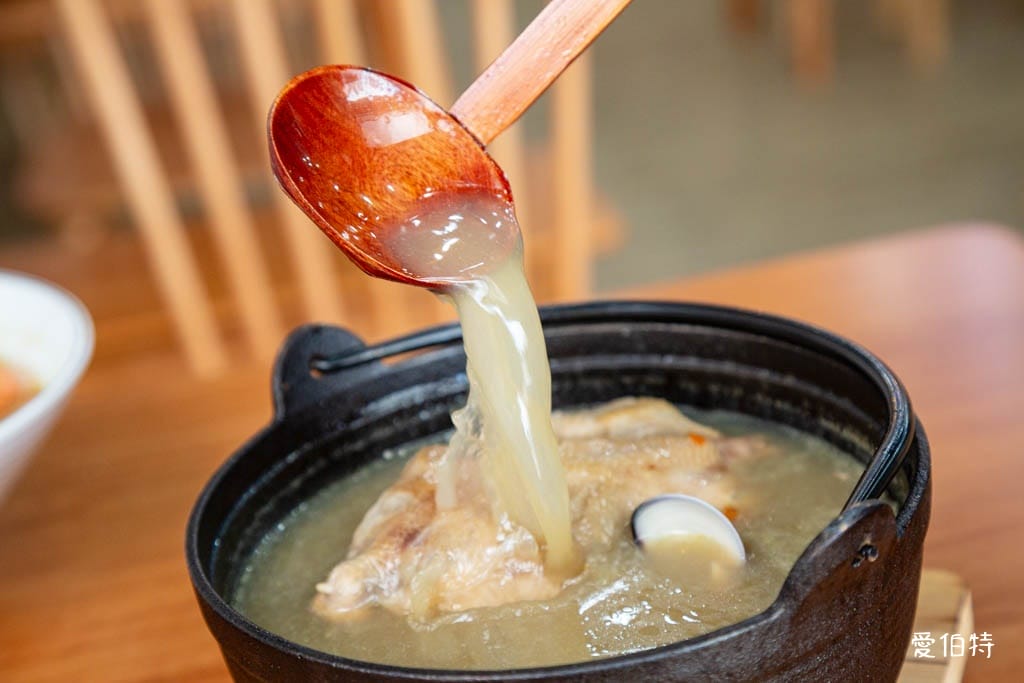桃園藝文特區美食推薦｜金小蔥雞湯米粉，每日現熬鹿野土雞湯底