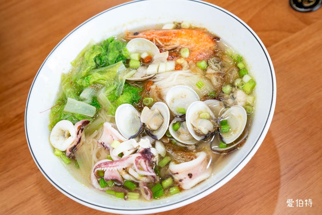 桃園藝文特區美食推薦｜金小蔥雞湯米粉，每日現熬鹿野土雞湯底