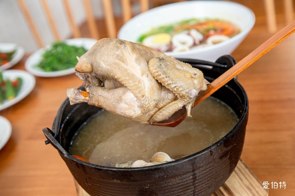 桃園藝文特區美食推薦｜金小蔥雞湯米粉，每日現熬鹿野土雞湯底