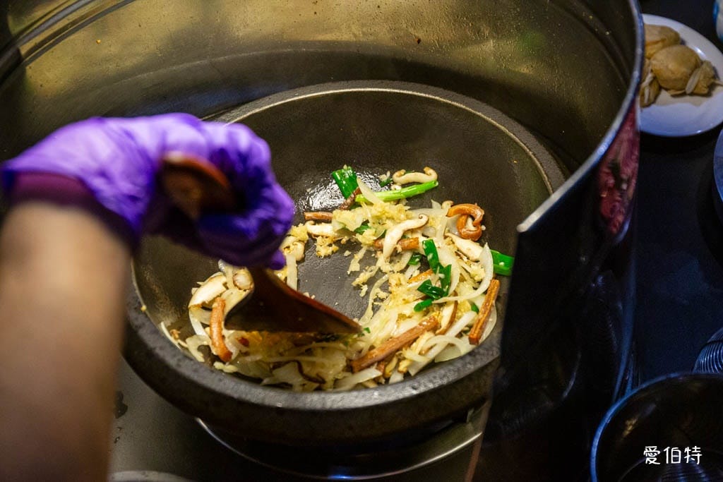 桃園青埔東東石頭火鍋評價？麻油爆炒，近華泰名品城宵夜鍋物推薦