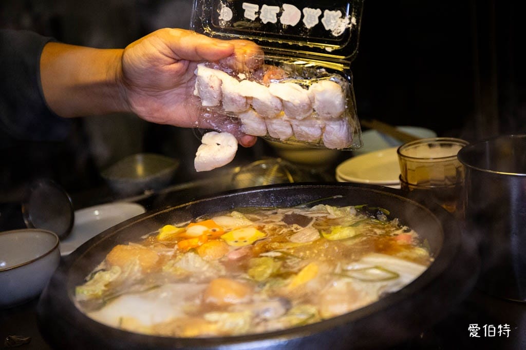 桃園青埔東東石頭火鍋評價？麻油爆炒，近華泰名品城宵夜鍋物推薦